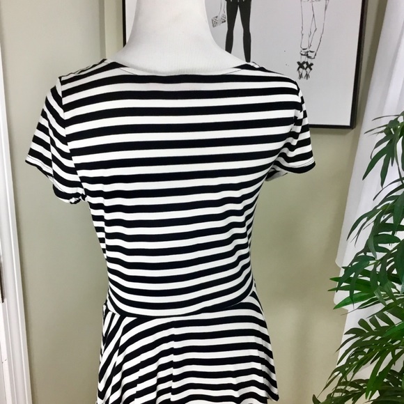 💰ELLE Peplum Black White Stripe Short Sleeve Top - Picture 3 of 8